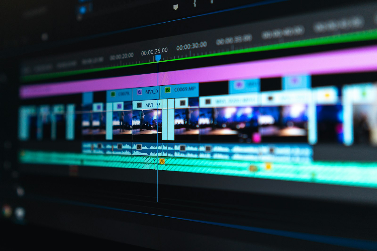Primo piano di una linea del tempo, con clip video e tracce audio.